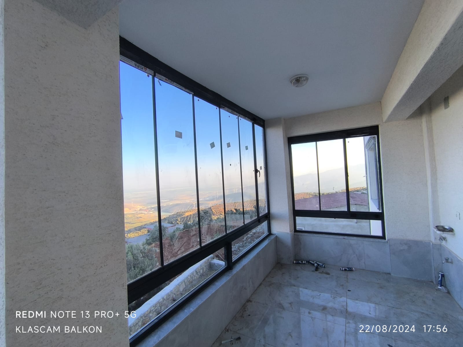 Reyhanlı Cam Balkon: Yaz Aylarının Keyfini Çıkarın!